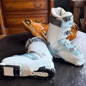 Salomon Women's White and Light Blue Winter Boots